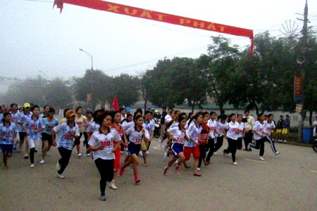 Các VĐV nữ ở cự ly 3.000m quyết liệt tranh tài