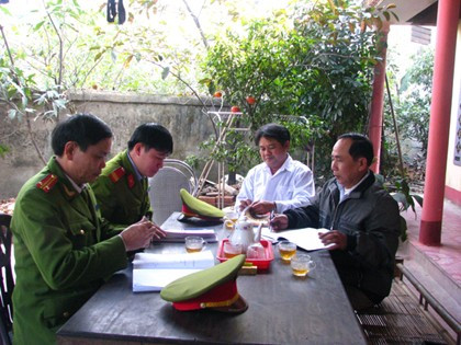 Công an Phường Nam Hà (Tp Hà Tĩnh) góp ý cùng cán bộ khối phố 6 về xây dựng tổ liên gia an toàn