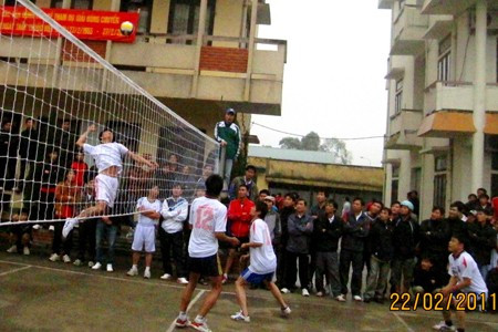 Một pha tấn công trong trận khai mạc giữa hai đội Y tế Thạch Hà và Bệnh viện Đa khoa Cầu Treo