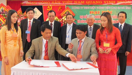 Đại diện lãnh đạo Công ty với các đơn vị thành viên ký giao ước thi đua năm 2011