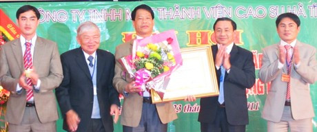 Phó Chủ tịch UBND tỉnh Lê Đình Sơn và Phó Tổng Giám đốc Tập đoàn Cao su Việt Nam Lê Văn Mừng trao Huân chương Lao động hạng Ba cho tập thể Công ty TNHH MTV Cao su Hà Tĩnh