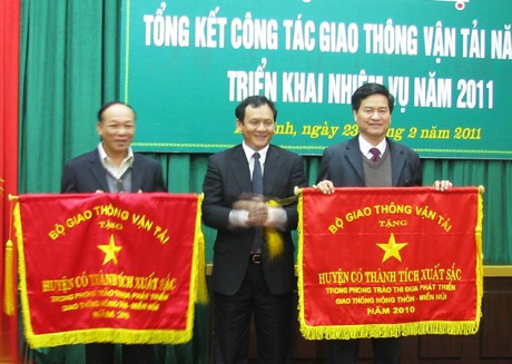 Phó Chủ tịch UBND tỉnh Nguyễn Nhật trao Cờ thi đua xuất sắc của Bộ GTVT trong phong trào làm GTNT cho các huyện: Thạch Hà và Kỳ Anh Phó Chủ tịch UBND tỉnh Nguyễn Nhật trao Cờ thi đua xuất sắc của Bộ GTVT trong phong trào làm GTNT cho các huyện: Thạch Hà và Kỳ Anh