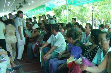 Gần hết tháng 2 nhưng vẫn còn hàng chục ngàn đối tượng nghèo ở Hà Tĩnh chưa có thẻ BHYT năm 2011. Ảnh minh hoạ Gần hết tháng 2 nhưng vẫn còn hàng chục ngàn đối tượng nghèo ở Hà Tĩnh chưa có thẻ BHYT năm 2011. Ảnh minh hoạ