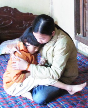 Giang dỗ dành em Na những lúc khóc nhớ bố, thương mẹ