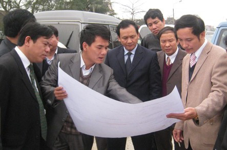 Phó Chủ tịch UBND tỉnh Nguyễn Nhật xem xét bình độ GPMB tại Km2+487 đường 8A đoạn qua thị xã Hồng Lĩnh