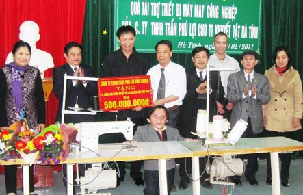 Ông Phan Bá Lợi - GĐ Công ty TNHH Trần Phú Lợi trao tượng trưng hàng tài trợ cho lãnh đạo Trung tâm