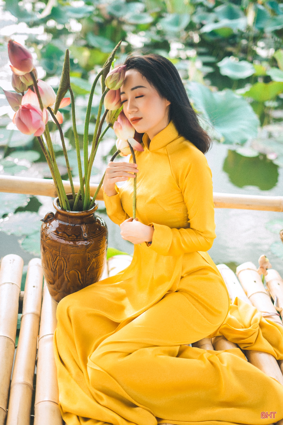 Ngắm thiếu nữ Hà Tĩnh đẹp “mơ màng” bên sắc sen hồng