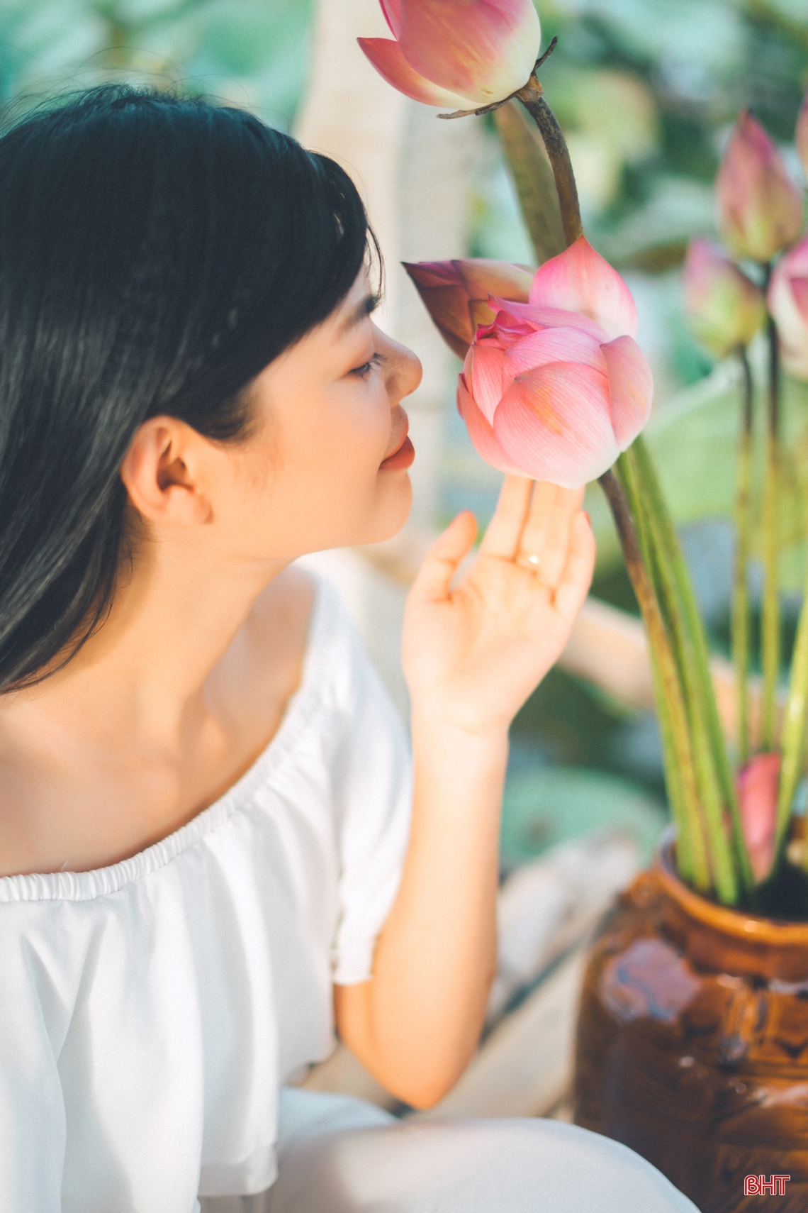 Ngắm thiếu nữ Hà Tĩnh đẹp “mơ màng” bên sắc sen hồng