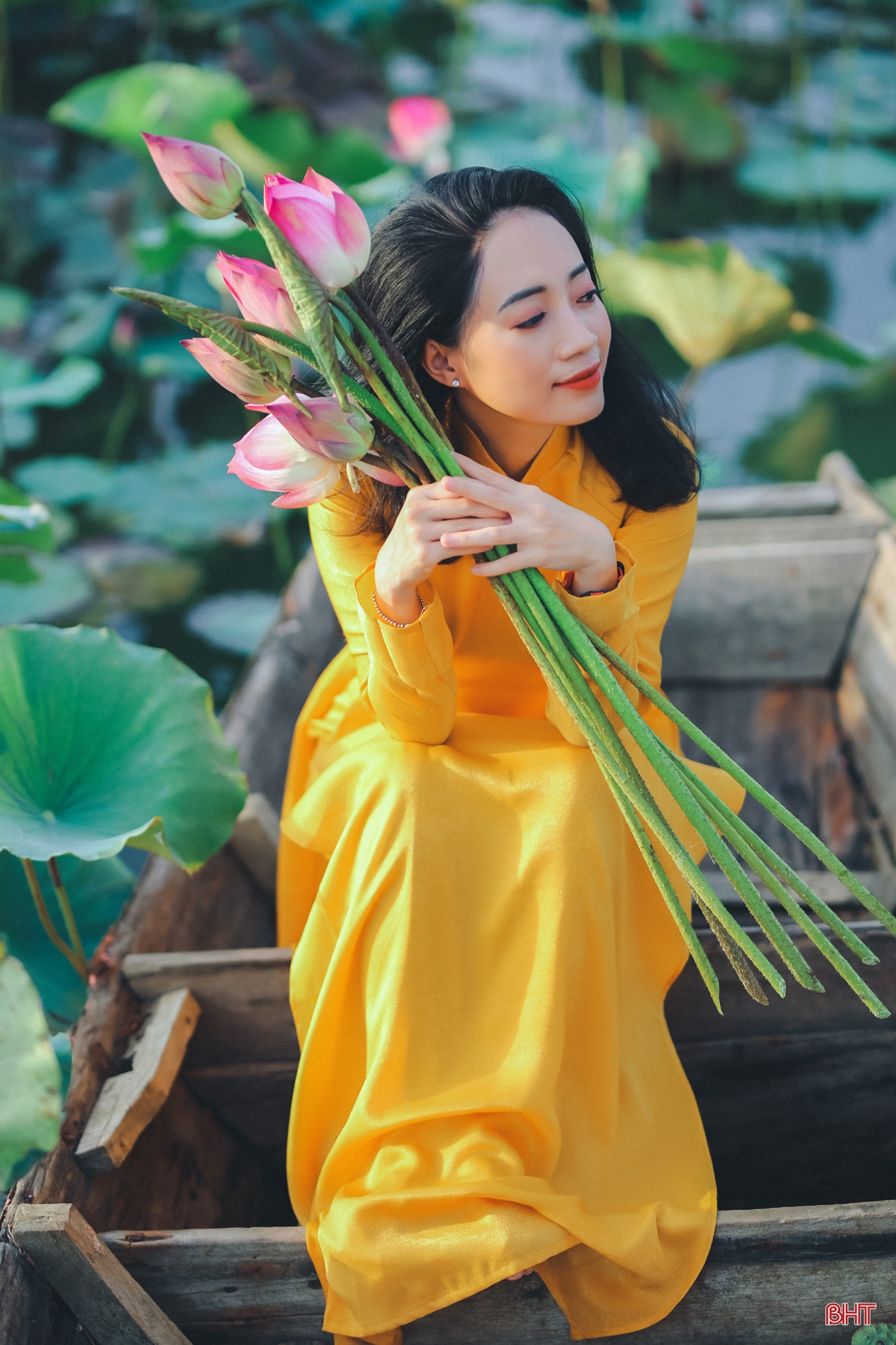 Ngắm thiếu nữ Hà Tĩnh đẹp “mơ màng” bên sắc sen hồng