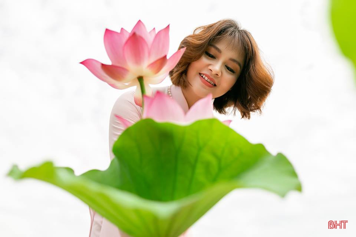 Ngắm thiếu nữ Hà Tĩnh đẹp “mơ màng” bên sắc sen hồng