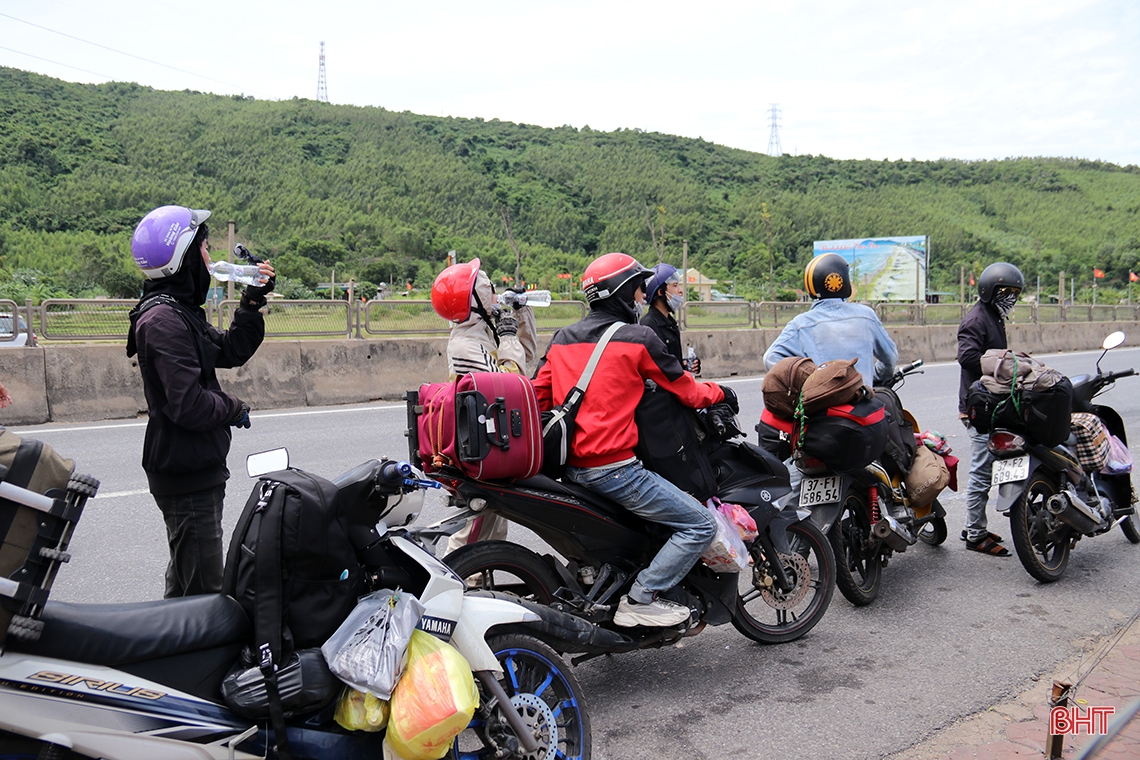 Lực lượng chức năng Hà Tĩnh căng mình kiểm soát, hỗ trợ bà con hồi hương ảnh 15 Lực lượng chức năng Hà Tĩnh căng mình kiểm soát, hỗ trợ bà con hồi hương