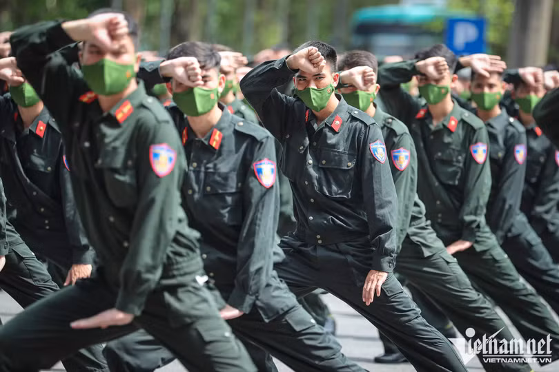 Hàng trăm cảnh sát phô diễn kỹ năng lái mô tô, nổ súng trấn áp tội phạm