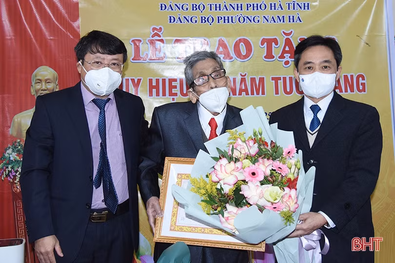 1.459 đảng viên Hà Tĩnh được trao Huy hiệu Đảng dịp kỷ niệm sinh nhật Bác