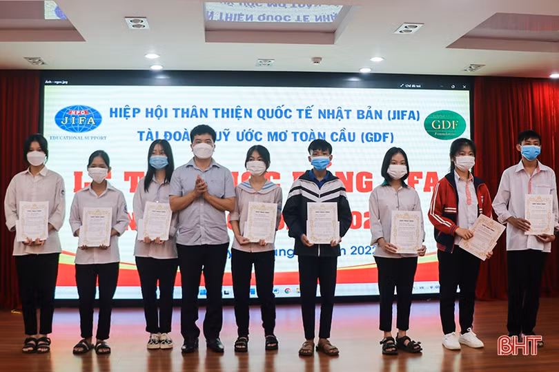 JIFA trao 102 suất học bổng cho học sinh Hà Tĩnh