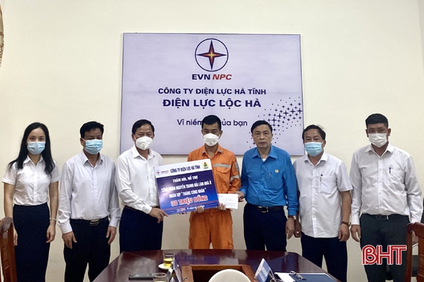Điện lực Hà Tĩnh dành gần 500 triệu đồng tặng quà người lao động nhân Tháng Công nhân