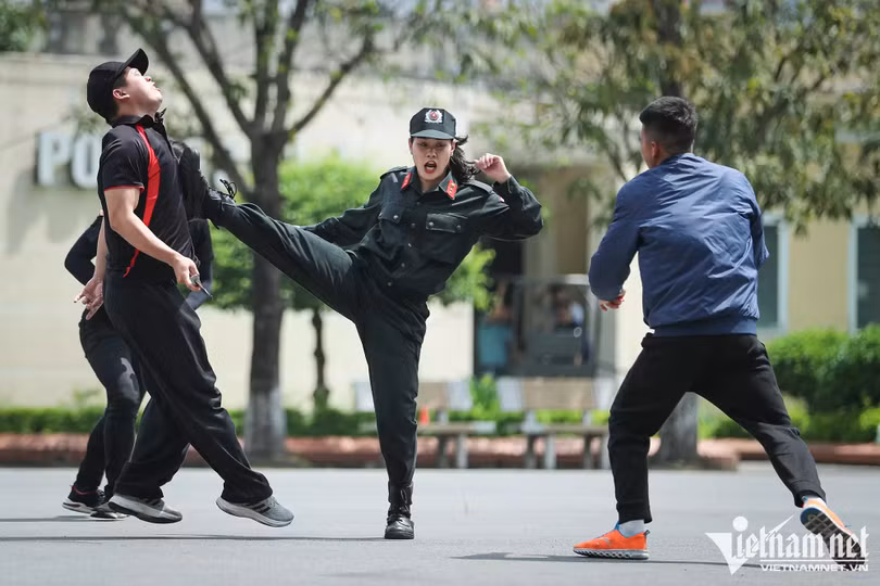 Hàng trăm cảnh sát phô diễn kỹ năng lái mô tô, nổ súng trấn áp tội phạm