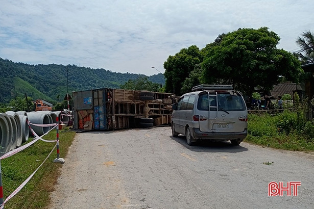 Xe tải lật ngang gây ách tắc trên quốc lộ 8A 