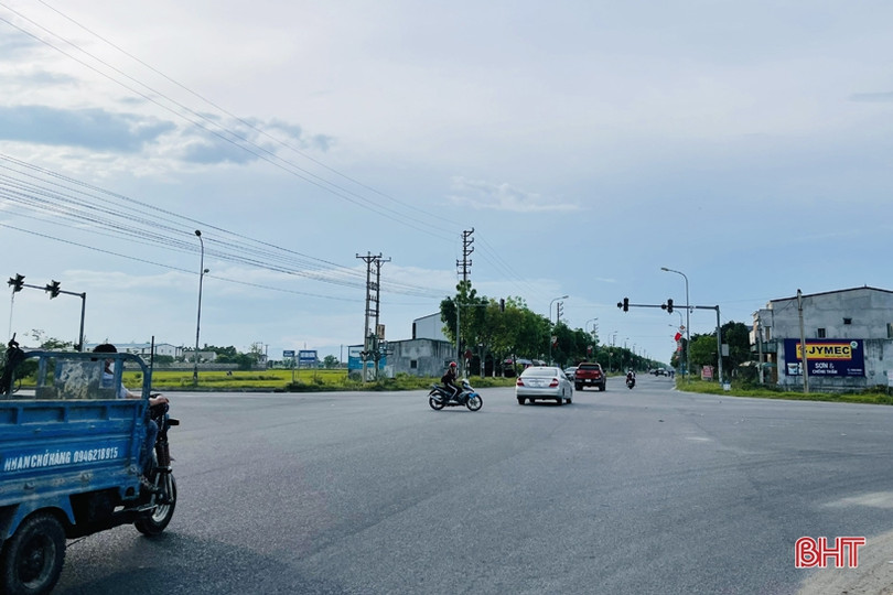 Đèn giao thông ở TP Hà Tĩnh “phập phù”, người đi đường gặp khó