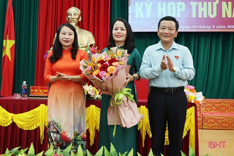 Bà Hà Thị Việt Ánh được bầu giữ chức Chủ tịch HĐND huyện Cẩm Xuyên