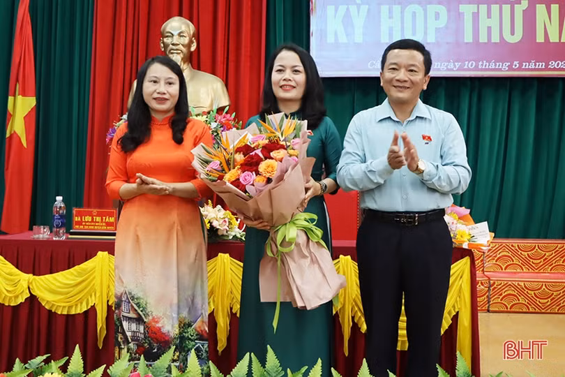 Bà Hà Thị Việt Ánh được bầu giữ chức Chủ tịch HĐND huyện Cẩm Xuyên