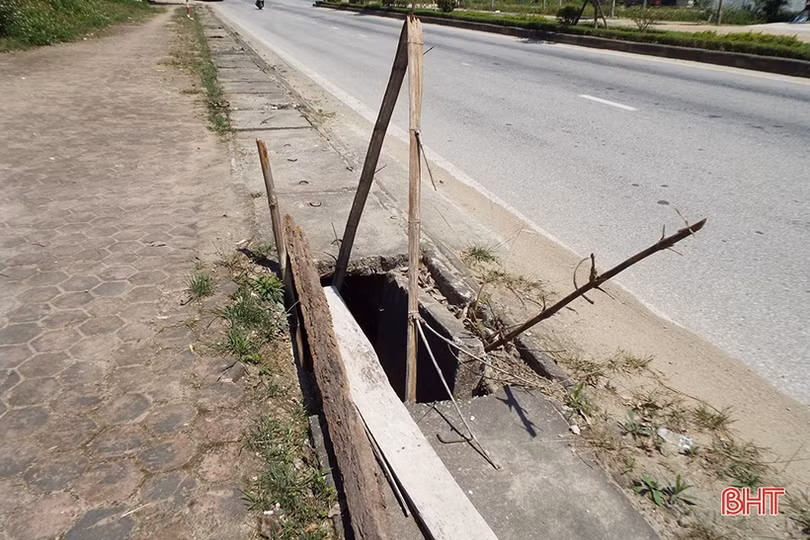Nhan nhản nắp cống vỡ trên QL 8 qua thị trấn Đức Thọ