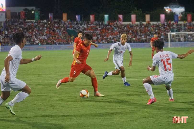 U23 Việt Nam 1 - 0 U23 Myanmar: Hùng Dũng đưa chủ nhà lên ngôi đầu bảng