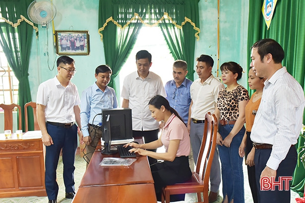 CLB Nhà báo Xứ Nghệ tại TPHCM trao 150 suất học bổng và 2 máy tính cho các trường học ở Hà Tĩnh