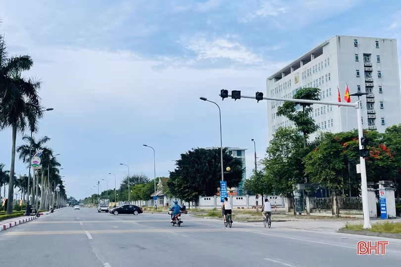 Đèn giao thông ở TP Hà Tĩnh “phập phù”, người đi đường gặp khó