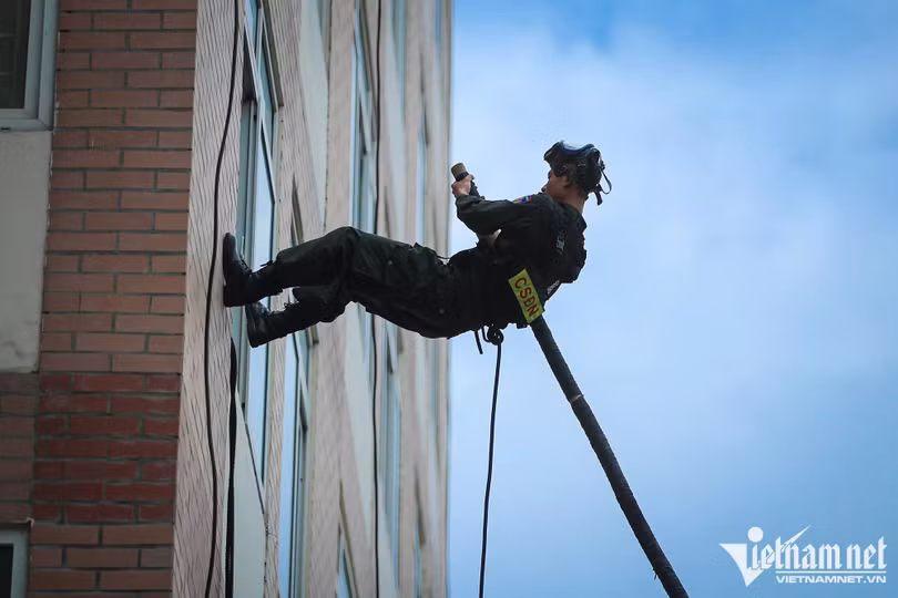 Hàng trăm cảnh sát phô diễn kỹ năng lái mô tô, nổ súng trấn áp tội phạm