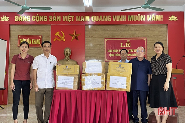 Thư viện Hà Tĩnh trao tặng hơn 1.200 bản sách cho các “ngôi nhà trí tuệ”