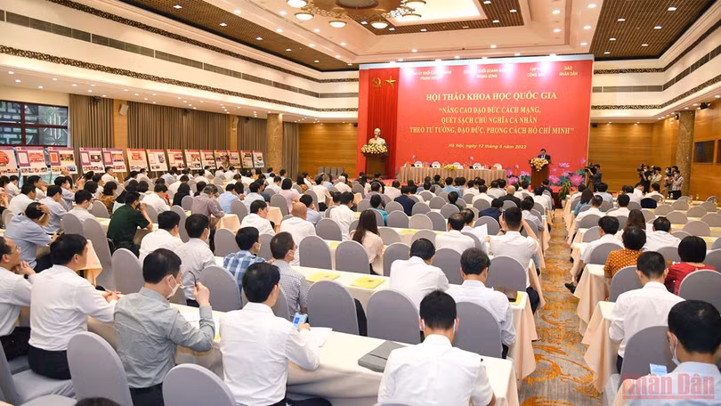 Nâng cao đạo đức cách mạng, quét sạch chủ nghĩa cá nhân theo tư tưởng, đạo đức, phong cách Hồ Chí Minh