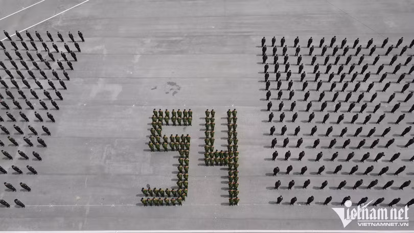 Hàng trăm cảnh sát phô diễn kỹ năng lái mô tô, nổ súng trấn áp tội phạm