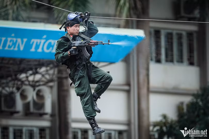 Hàng trăm cảnh sát phô diễn kỹ năng lái mô tô, nổ súng trấn áp tội phạm