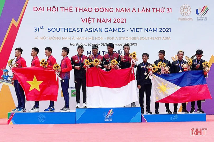 Tay chèo Hà Tĩnh Nguyễn Văn Hà cùng đồng đội giành HCB đua thuyền Rowing tại SEA Games 31