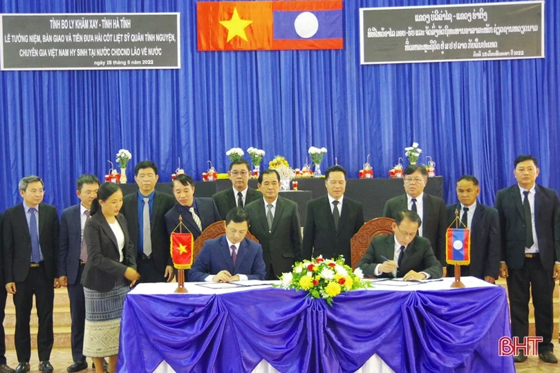 Tiễn đưa 11 hài cốt liệt sỹ quân tình nguyện, chuyên gia Việt Nam hy sinh tại Lào về nước