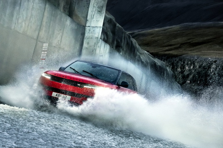 Range Rover Sport mới ra mắt bằng màn trình diễn ngoạn mục - 1 Range Rover Sport mới ra mắt bằng màn trình diễn ngoạn mục