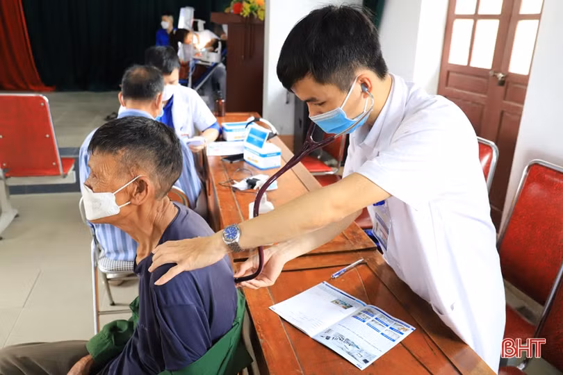 Người dân xã Cổ Đạm, Hà Linh được khám, tư vấn sức khoẻ miễn phí