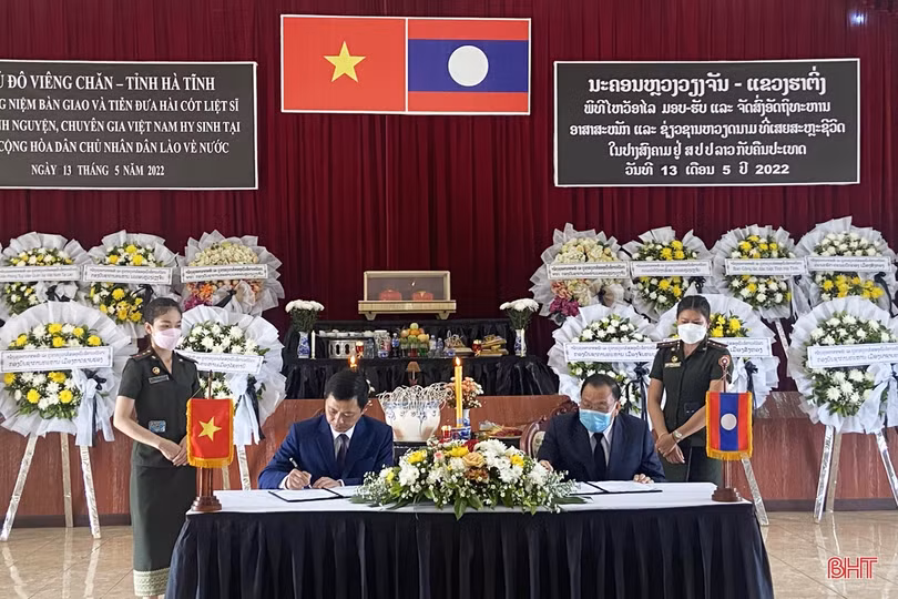 Hà Tĩnh nhận bàn giao hài cốt liệt sỹ hy sinh tại Thủ đô Viêng Chăn