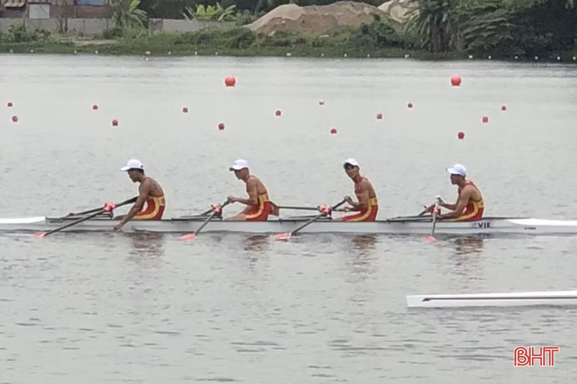 Các tay chèo nam Hà Tĩnh cùng đồng đội giành HCB tại SEA Games 31