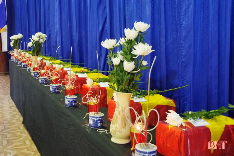 Tiễn đưa 11 hài cốt liệt sỹ quân tình nguyện, chuyên gia Việt Nam hy sinh tại Lào về nước