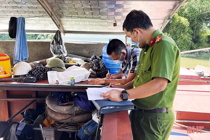 Chủ tịch UBND tỉnh yêu cầu xử lý nghiêm 6 sà lan hút cát trái phép trên sông ở Đức Thọ