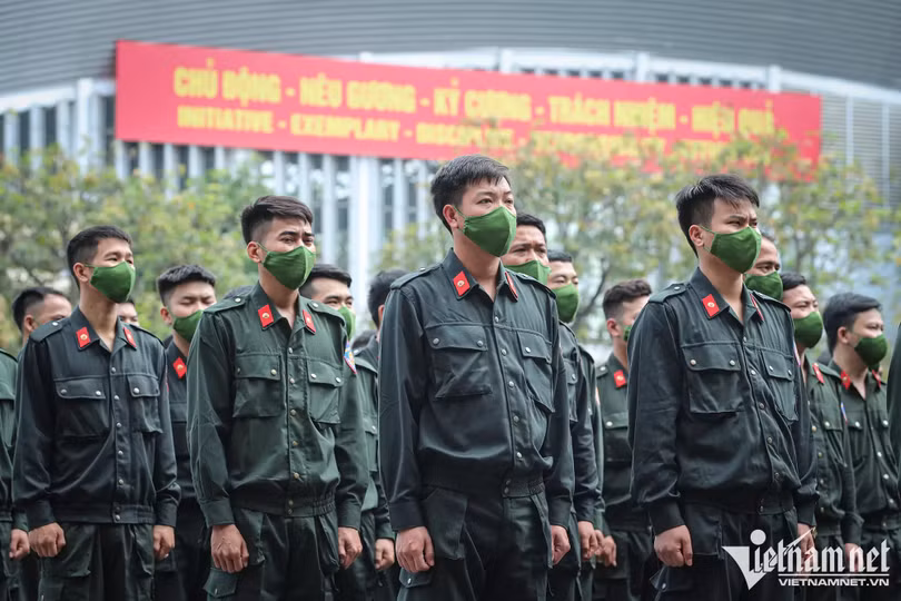 Hàng trăm cảnh sát phô diễn kỹ năng lái mô tô, nổ súng trấn áp tội phạm