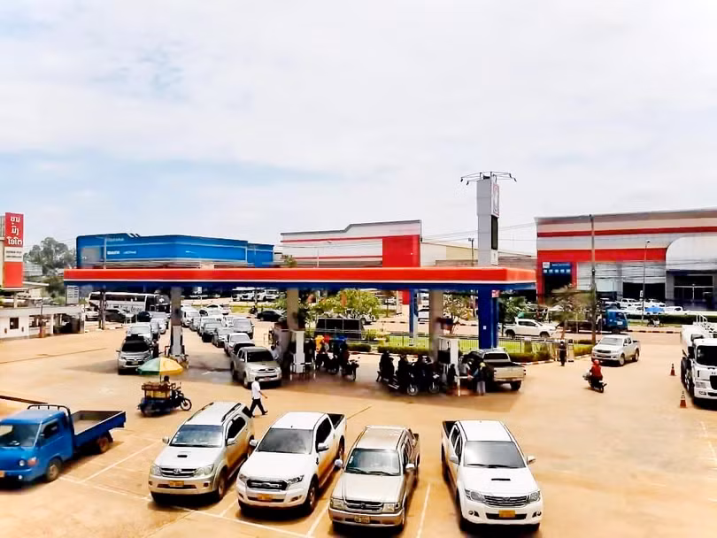 Người dân, doanh nghiệp Lào gặp khó khăn do thiếu nhiên liệu