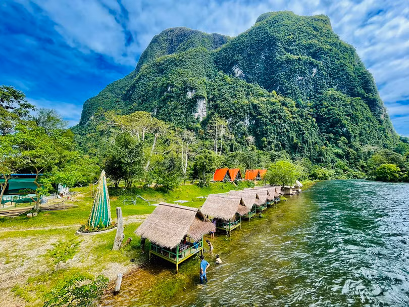 Lào đón những du khách đầu tiên sau hơn 2 năm đóng cửa biên giới