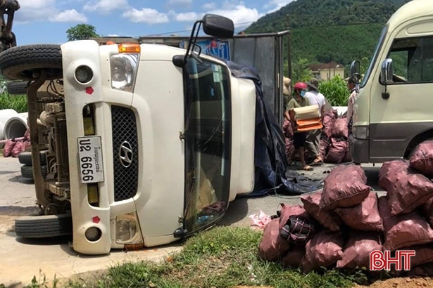 Xe tải lật ngang gây ách tắc trên quốc lộ 8A 