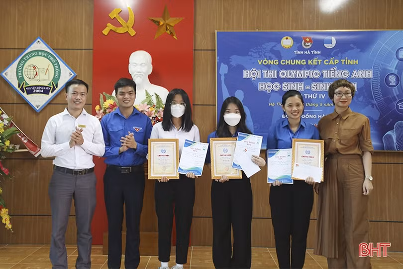 2 nữ sinh giành giải nhất Olympic Tiếng Anh học sinh, sinh viên Hà Tĩnh