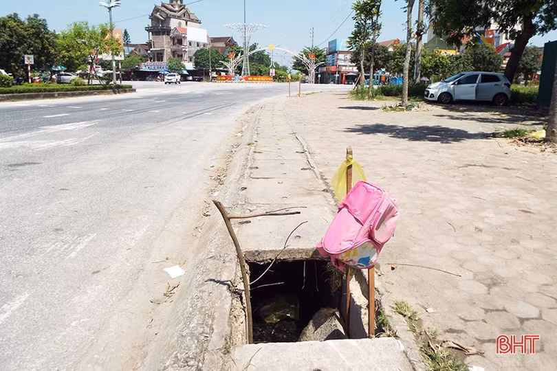 Nhan nhản nắp cống vỡ trên QL 8 qua thị trấn Đức Thọ