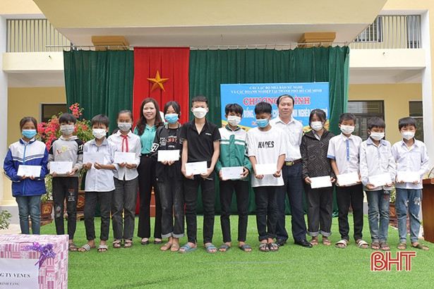 CLB Nhà báo Xứ Nghệ tại TPHCM trao 150 suất học bổng và 2 máy tính cho các trường học ở Hà Tĩnh