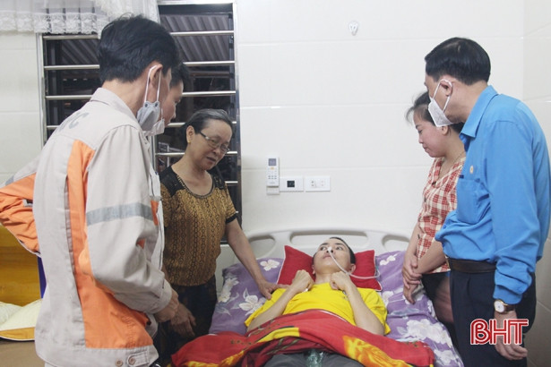 Điện lực Hà Tĩnh dành gần 500 triệu đồng tặng quà người lao động nhân Tháng Công nhân