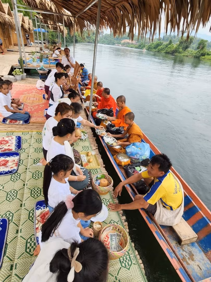 Lào đón những du khách đầu tiên sau hơn 2 năm đóng cửa biên giới